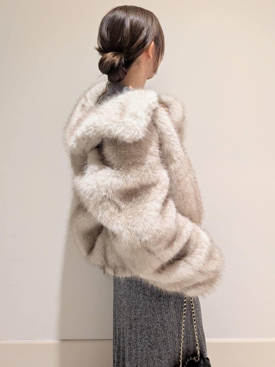 その他のワンピース、ベージュ系のチェスターコート、ブラック系のブーツを着用したレディースの秋コーディネートの4枚目の写真