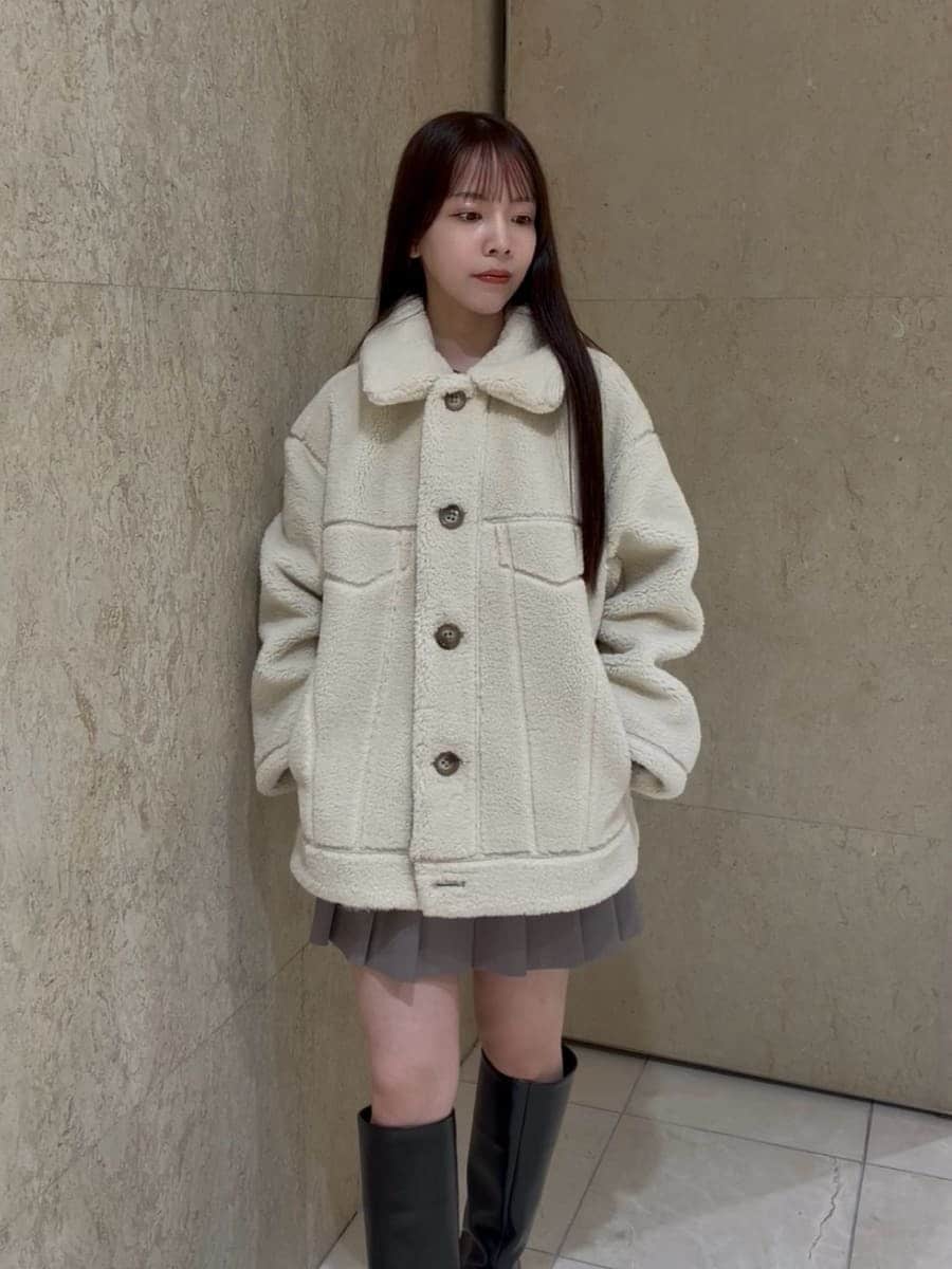 グレー系のその他パンツ、ブラウン系のニット/セーター、ブラック系のブーツを着用したレディースの秋コーディネートの4枚目の写真