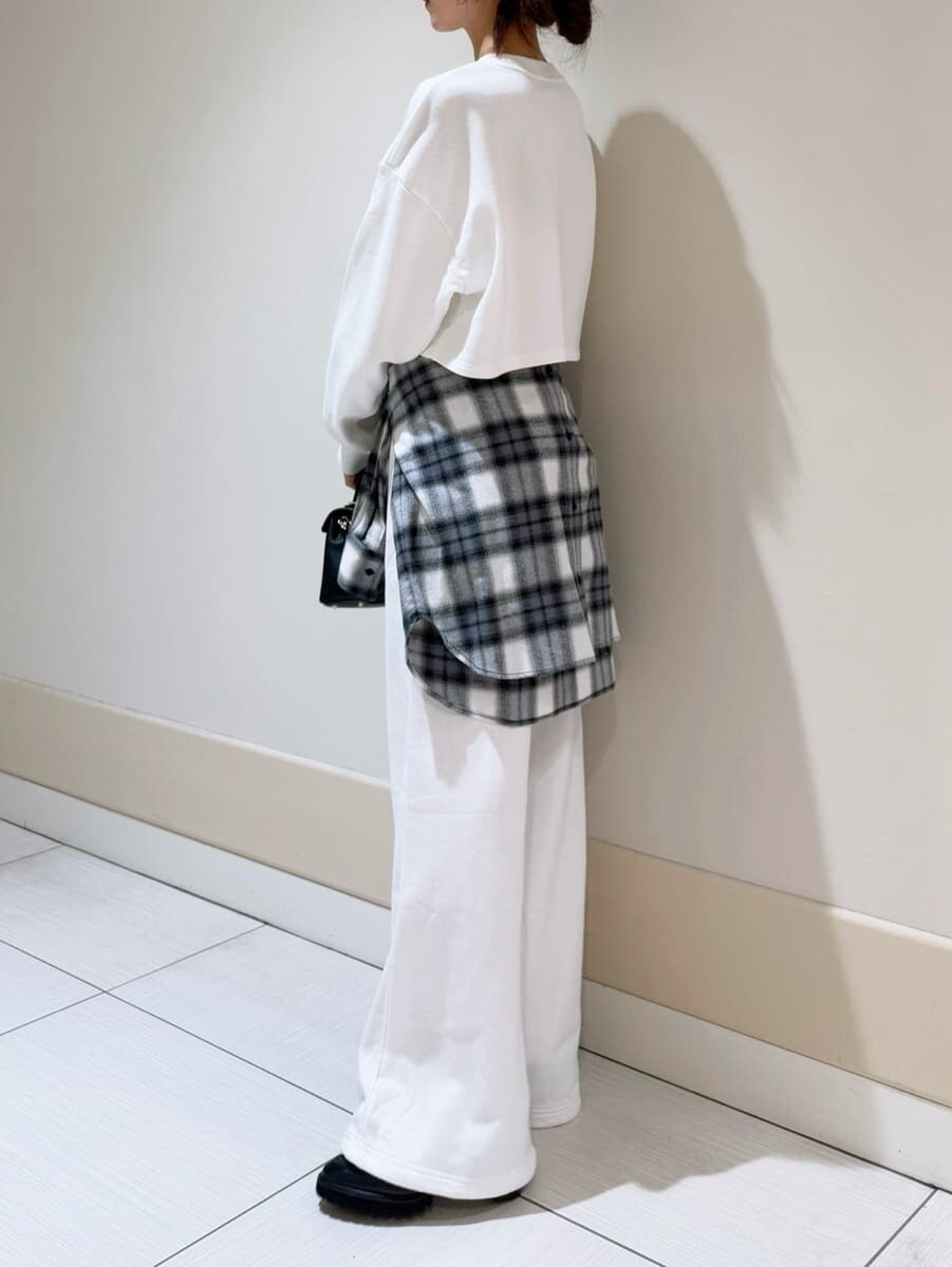 ブラック系のシャツ/ブラウス、ホワイト系のTシャツ/カットソー、ホワイト系のその他パンツを着用したレディースの秋コーディネートの2枚目の写真