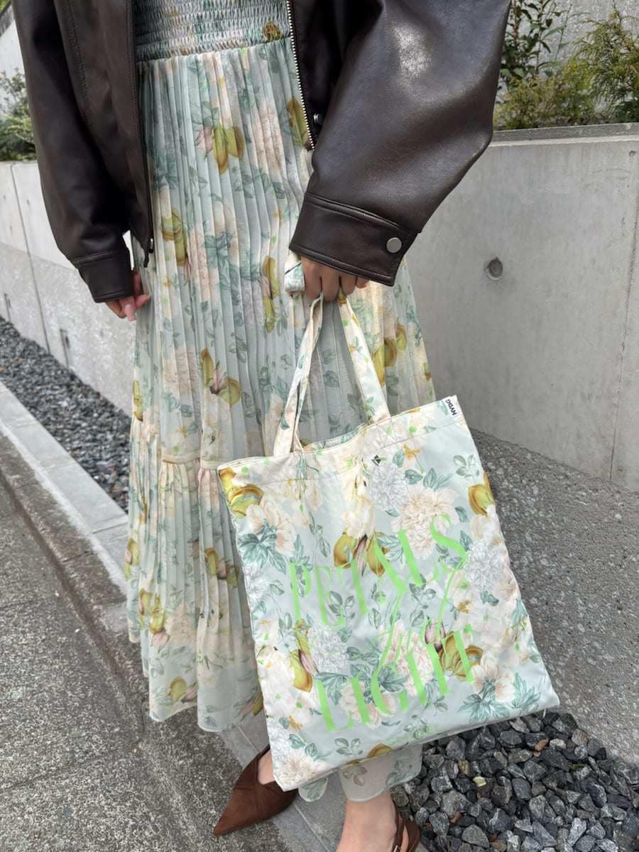 ブラウン系のブルゾン、グリーン系のワンピース、ブラウン系のパンプスを着用したレディースの冬コーディネートの5枚目の写真