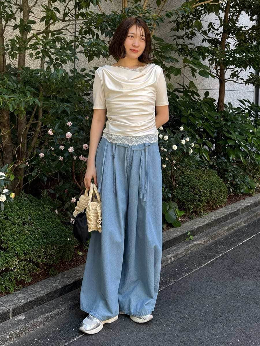 ブルー系のその他パンツ、ホワイト系のショルダーバッグ、シルバー系のスニーカーを着用したレディースの春コーディネートの6枚目の写真