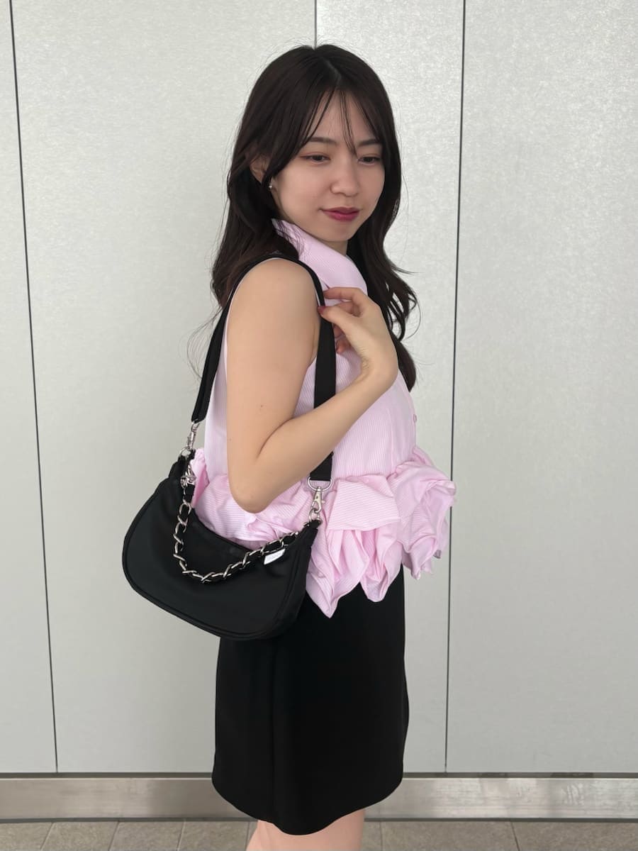 ブラック系のその他パンツ、ピンク系のシャツ/ブラウス、ブラック系のショルダーバッグを着用したレディースの春コーディネートの2枚目の写真