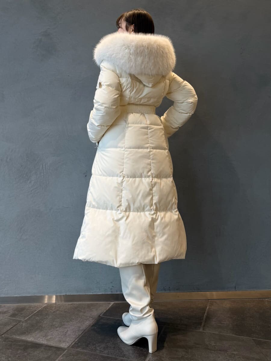 ホワイト系のダウンジャケット/コート、ホワイト系のニット/セーターを着用したレディースの冬コーディネートの9枚目の写真