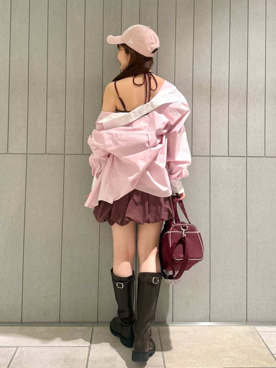 その他のワンピース、ピンク系のシャツ/ブラウス、グレー系のキーケース/キーアクセサリーを着用したレディースの冬コーディネートの3枚目の写真