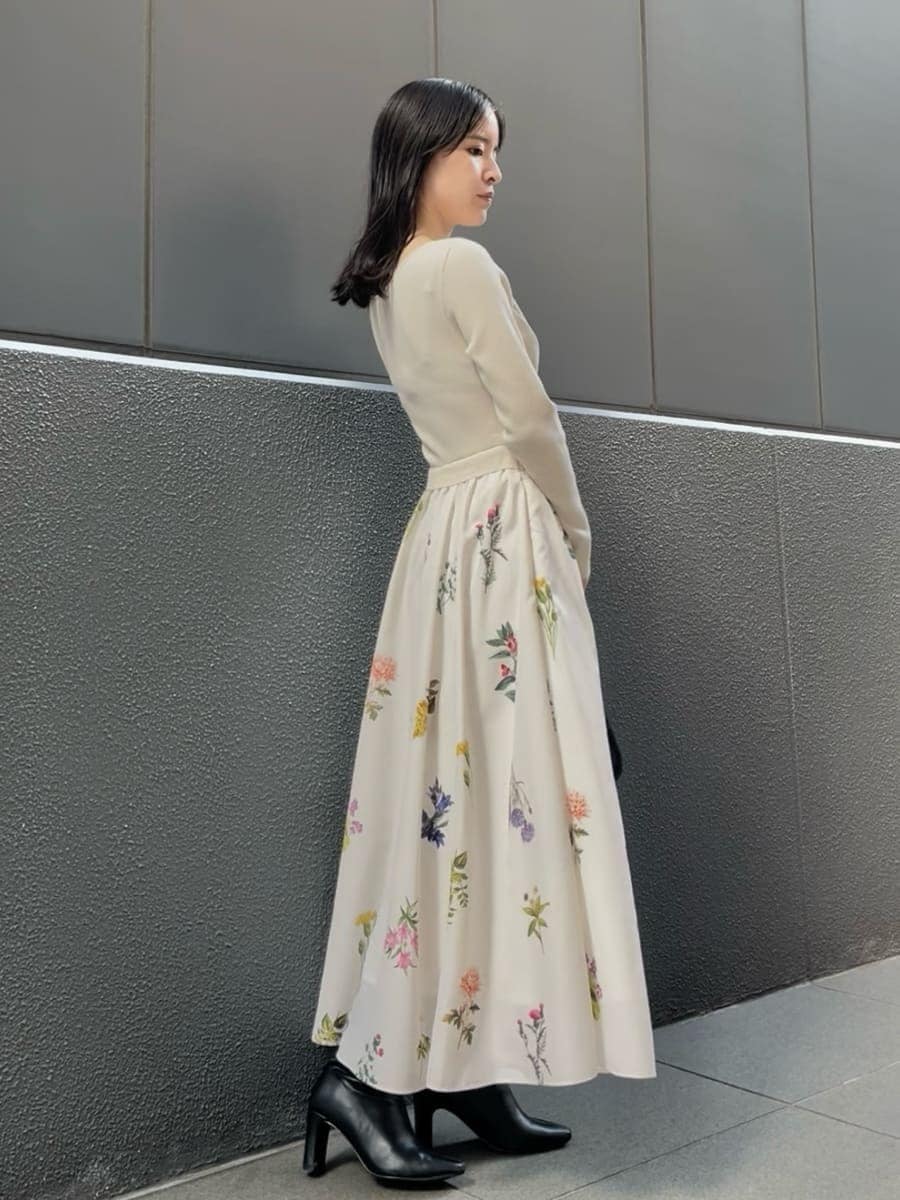 ブラック系のブーツ、ピンク系のダウンジャケット/コート、ブラック系のハンドバッグを着用したレディースの冬コーディネートの7枚目の写真