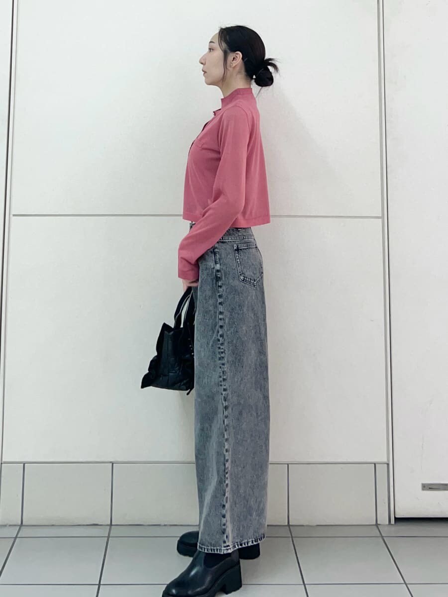 ピンク系のカーディガン/ボレロ、ピンク系のニット/セーター、グレー系のデニムパンツを着用したレディースの夏コーディネートの3枚目の写真