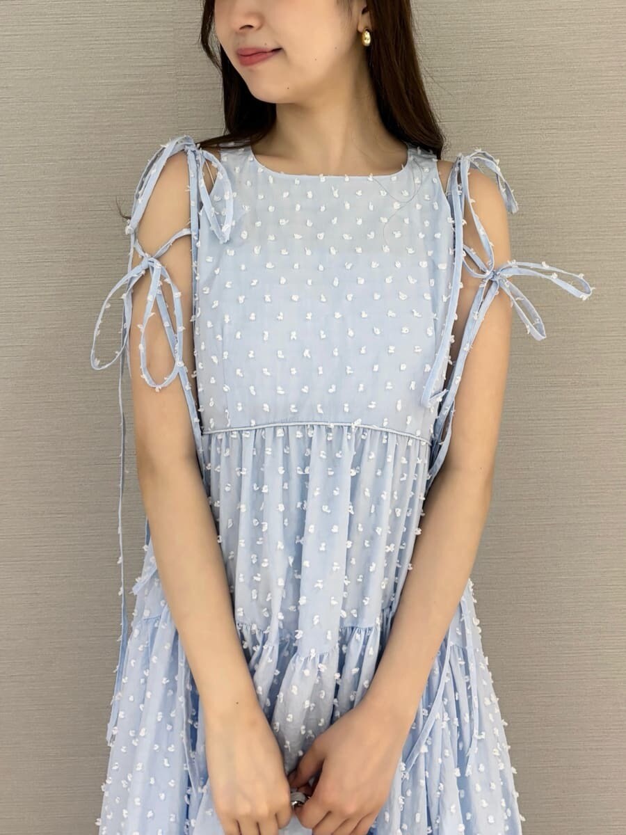 ブルー系のワンピース、シルバー系のショルダーバッグ、その他のサンダルを着用したレディースの夏コーディネートの5枚目の写真