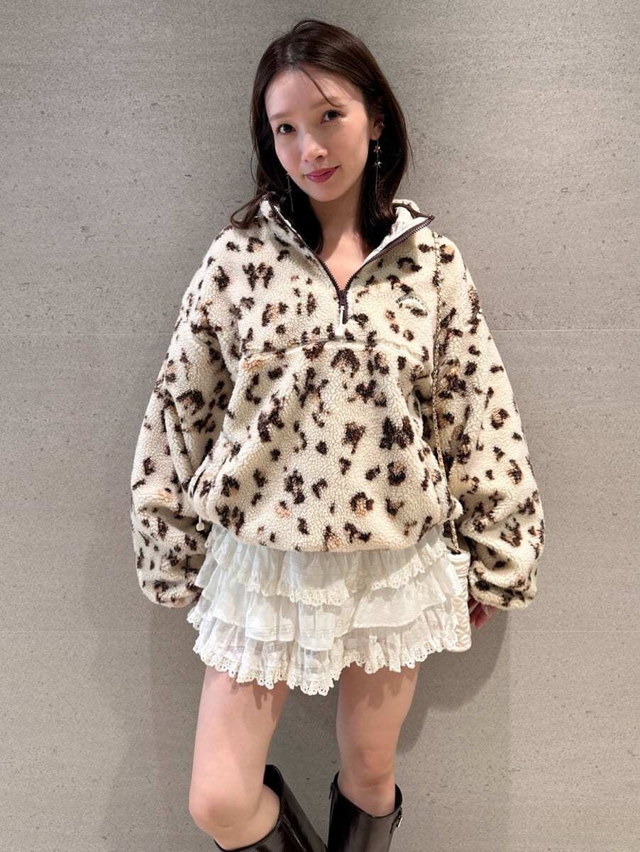 その他のTシャツ/カットソー、ホワイト系のその他パンツ、ブラウン系のブーツを着用したレディースの秋コーディネートの2枚目の写真