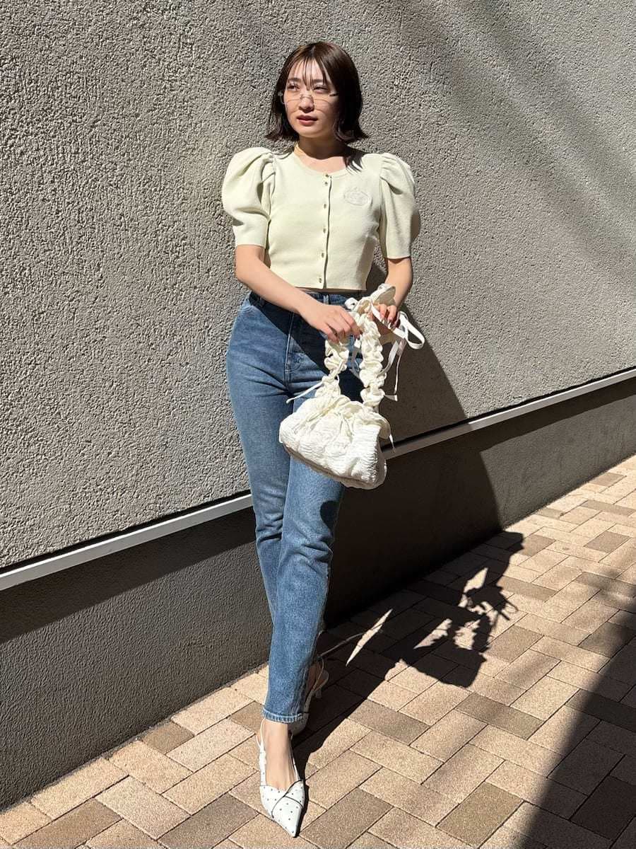 ブルー系のその他パンツ、イエロー系のカーディガン/ボレロ、その他のパンプスを着用したレディースの春コーディネートの4枚目の写真