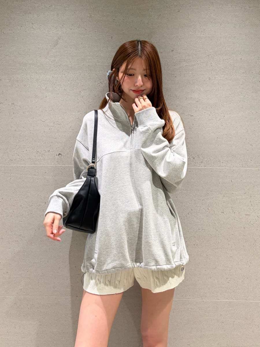 ブラック系のローファー、ホワイト系のその他パンツ、グレー系のTシャツ/カットソーを着用したレディースの秋コーディネートの8枚目の写真