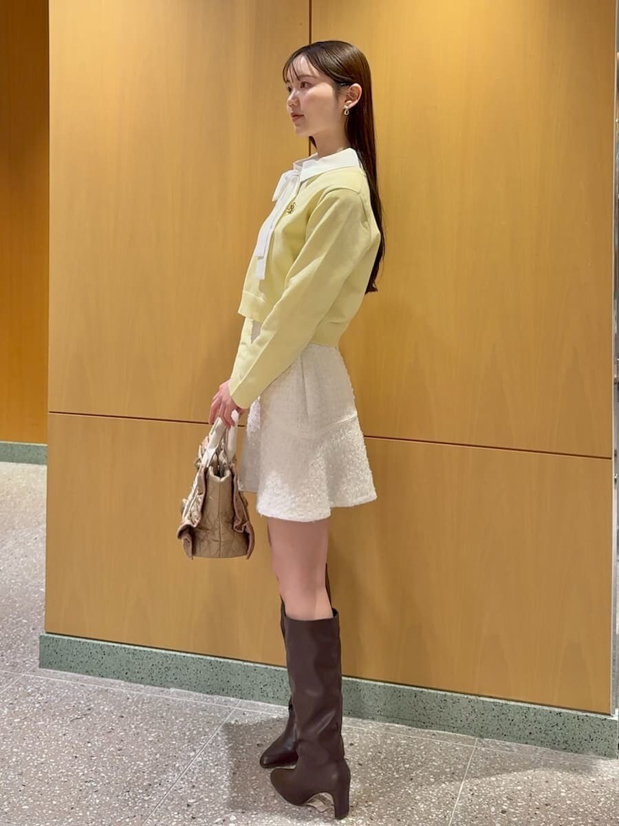 ホワイト系のシャツ/ブラウス、ベージュ系のハンドバッグ、ホワイト系のスカートを着用したレディースの冬コーディネートの3枚目の写真