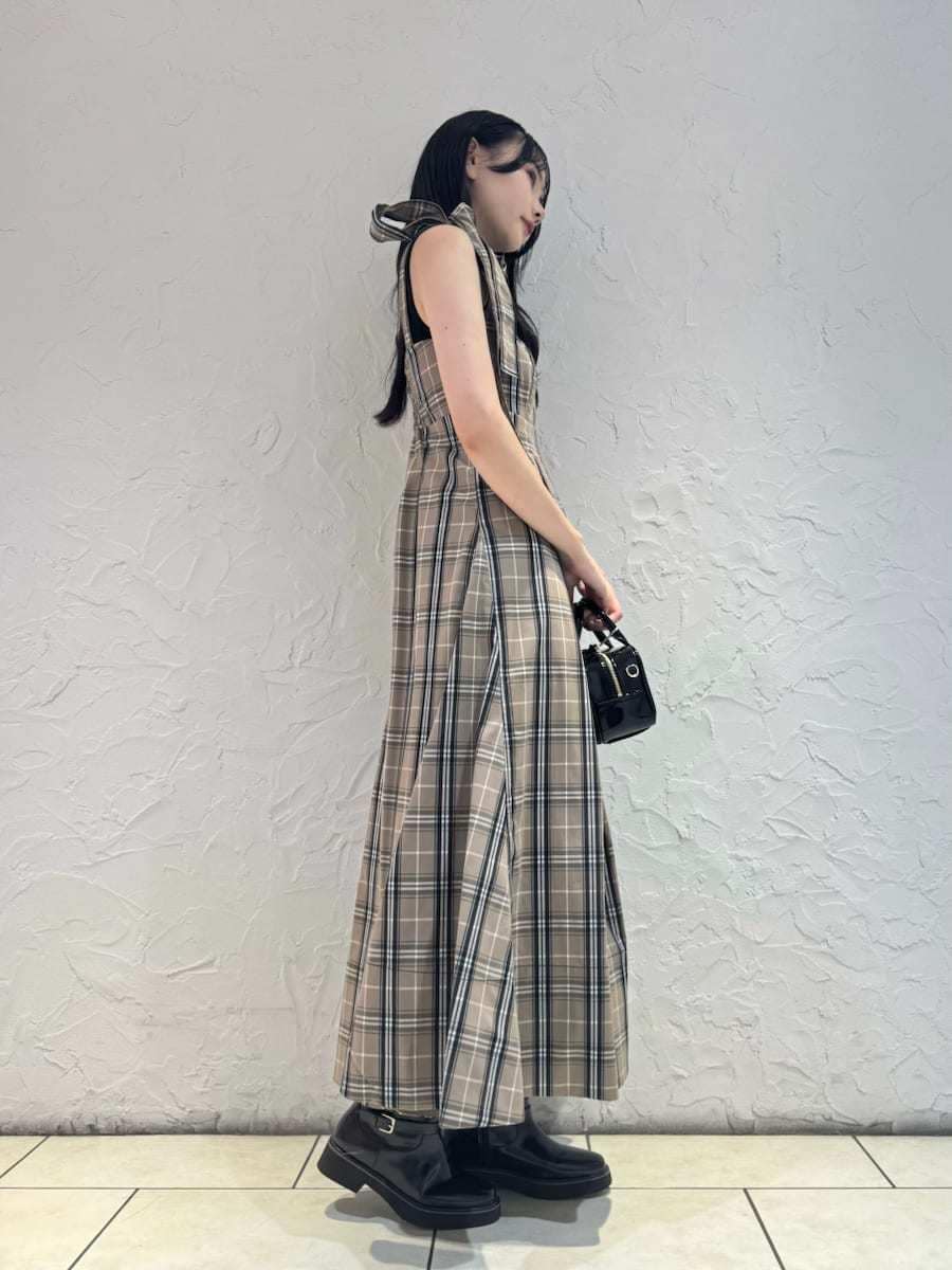 その他のワンピース、ブラック系のニット/セーター、ブラウン系のブーツを着用したレディースの夏コーディネートの2枚目の写真