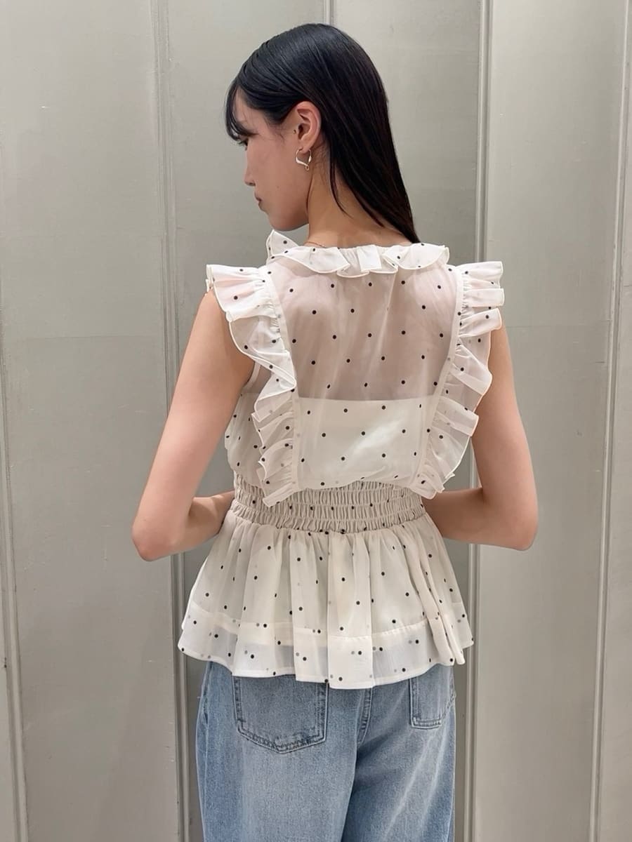 ブラック系のかごバッグ、ブルー系のデニムパンツ、その他のシャツ/ブラウスを着用したレディースの夏コーディネートの7枚目の写真