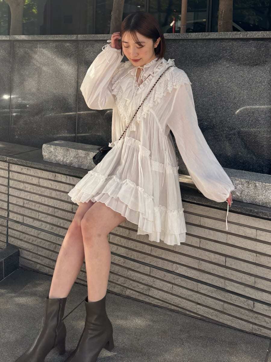 ブルー系のブルゾン、ホワイト系のその他トップスを着用したレディースの冬コーディネートの5枚目の写真