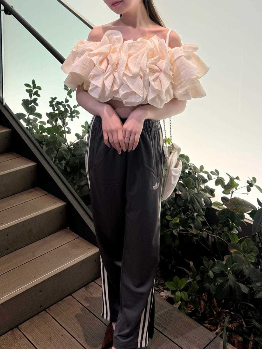 ホワイト系のシャツ/ブラウス、グレー系のその他パンツ、ブラウン系のパンプスを着用したレディースの冬コーディネートの7枚目の写真