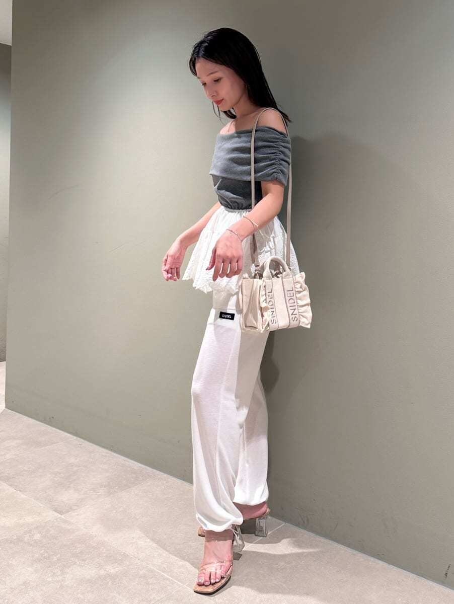 ホワイト系のその他パンツ、その他のパンプス、ベージュ系のショルダーバッグを着用したレディースの夏コーディネートの3枚目の写真