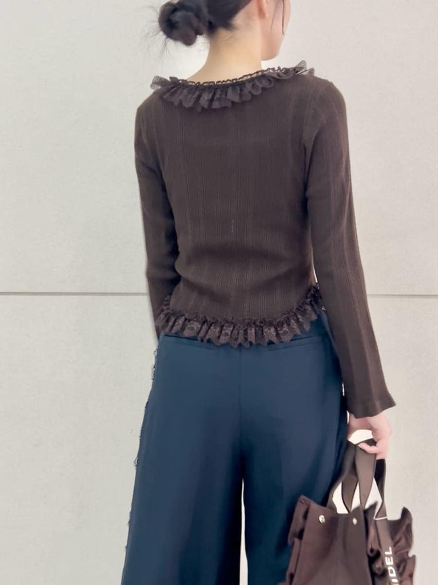 ブラウン系のハンドバッグ、ブルー系のその他パンツ、ブラウン系のニット/セーターを着用したレディースの夏コーディネートの7枚目の写真