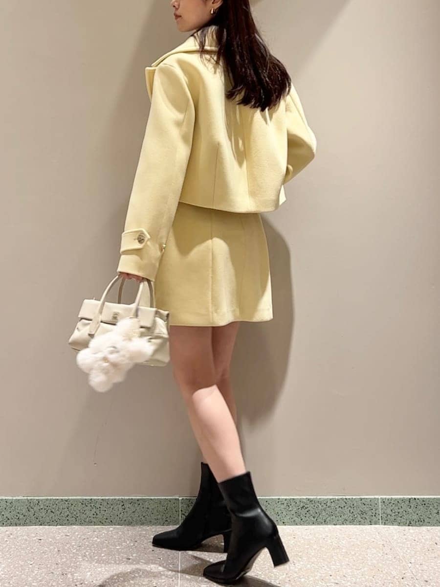 その他のニット/セーター、イエロー系のピーコート、イエロー系のスカートを着用したレディースの冬コーディネートの3枚目の写真