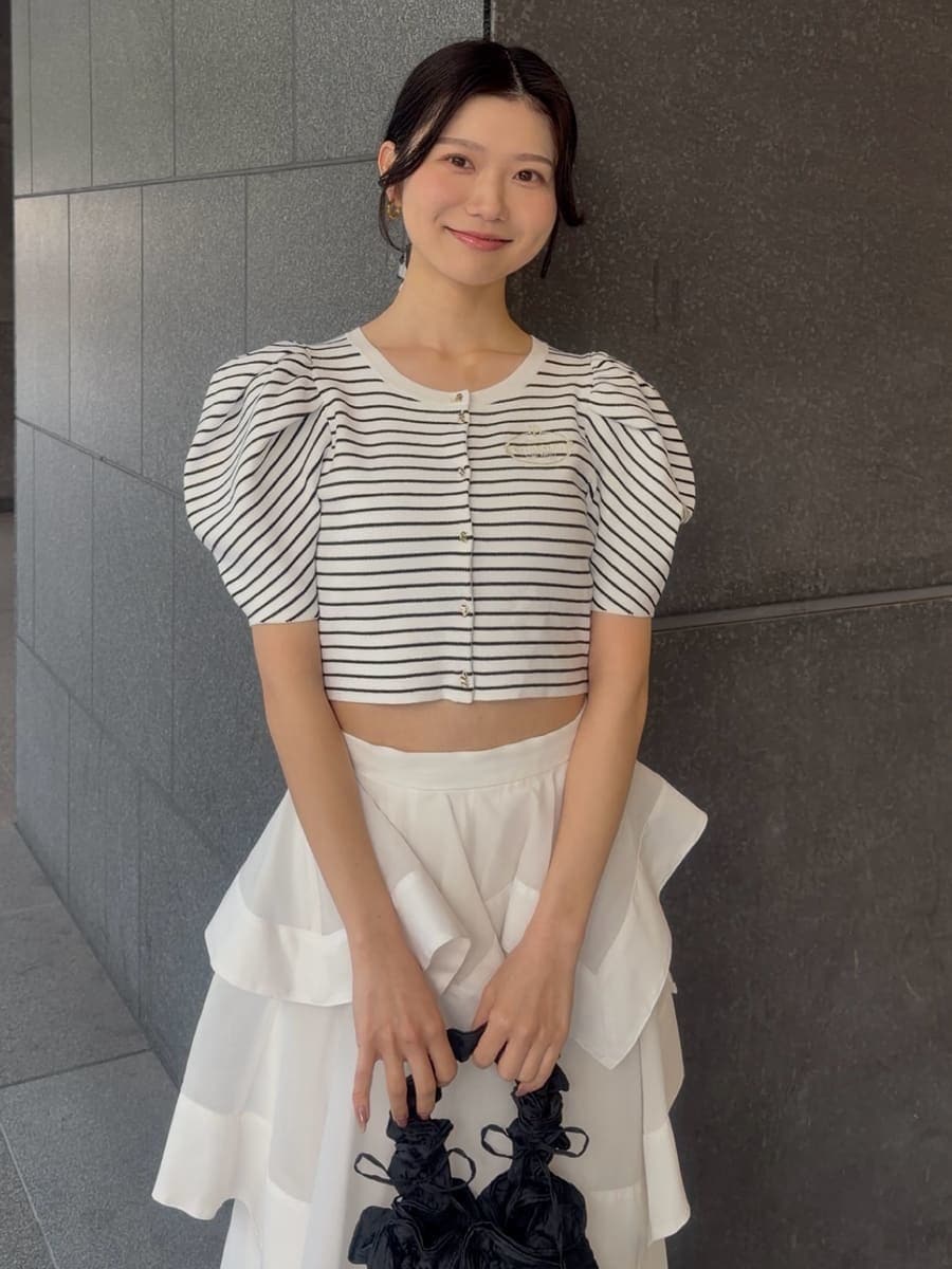 ホワイト系のスカート、その他のカーディガン/ボレロ、ブラック系のパンプスを着用したレディースの春コーディネートの4枚目の写真