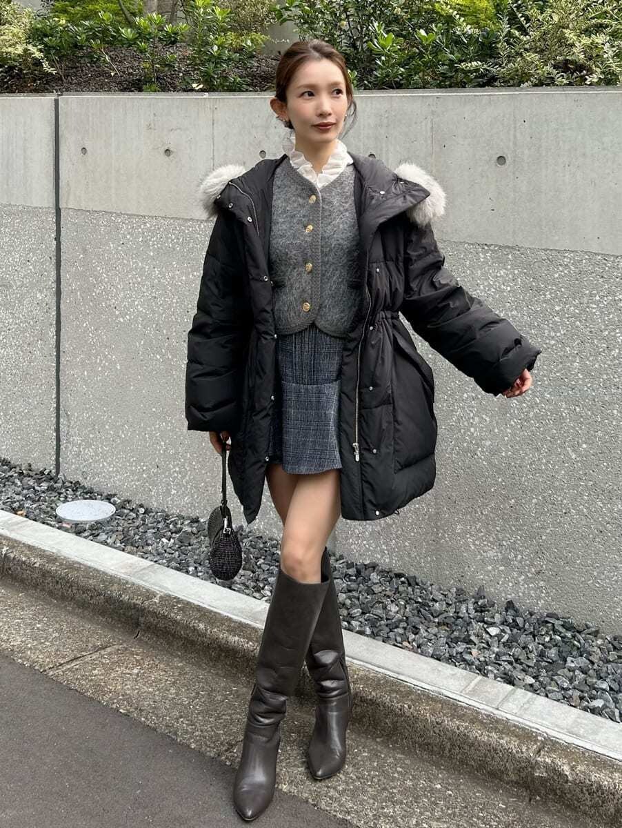 グレー系のブーツ、グレー系のノーカラージャケット、その他のその他パンツを着用したレディースの秋コーディネートの6枚目の写真