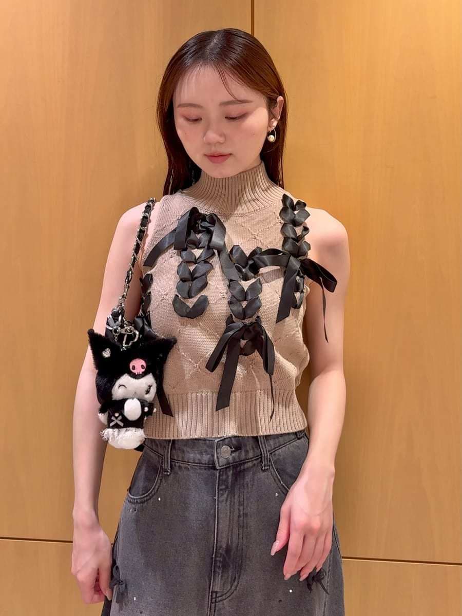 ブラック系のショルダーバッグ、ブラック系のその他パンツ、ベージュ系のニット/セーターを着用したレディースの夏コーディネートの4枚目の写真