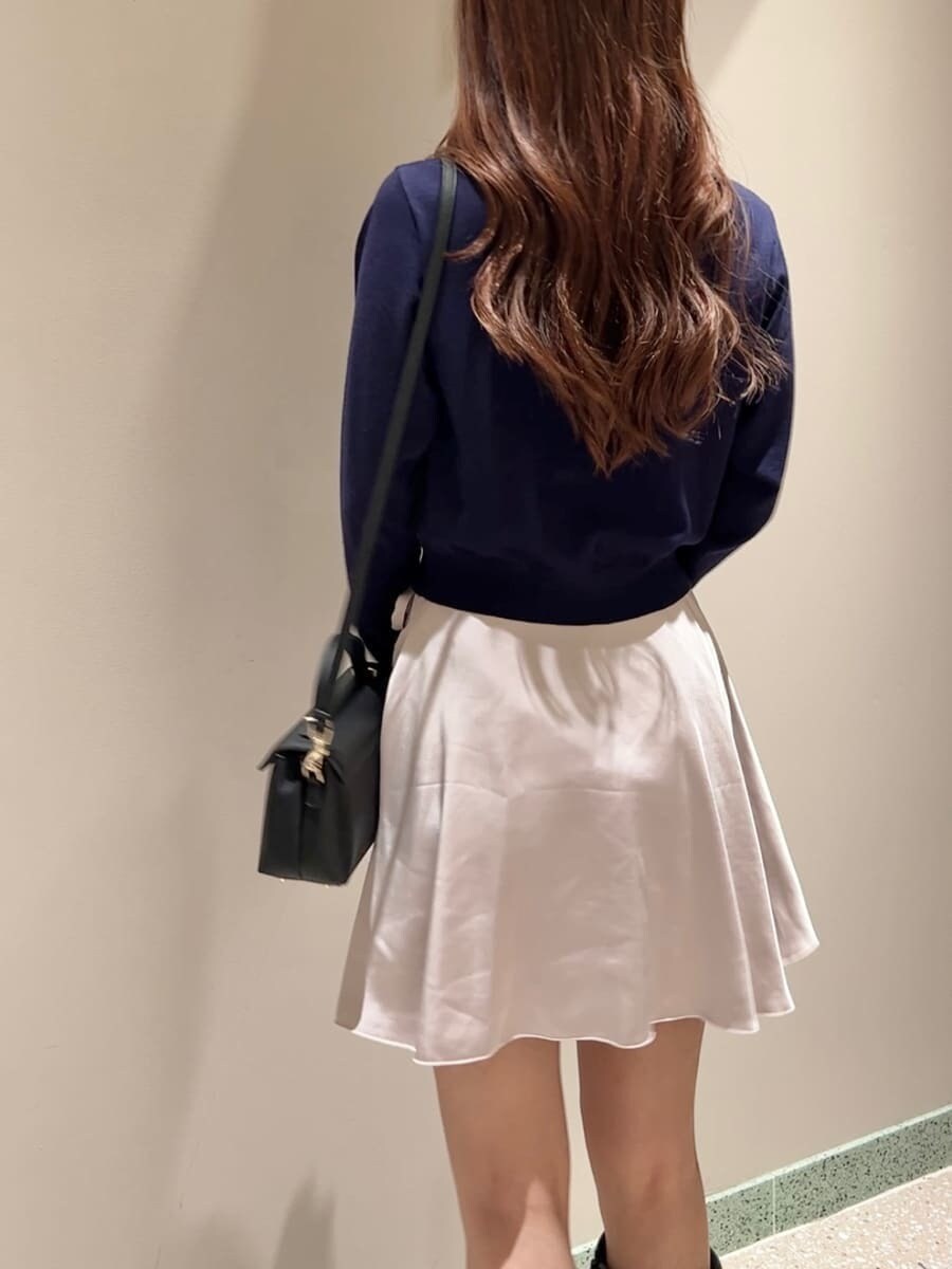 ブルー系のカーディガン/ボレロ、ピンク系のその他パンツ、ブラック系のショルダーバッグを着用したレディースの夏コーディネートの5枚目の写真