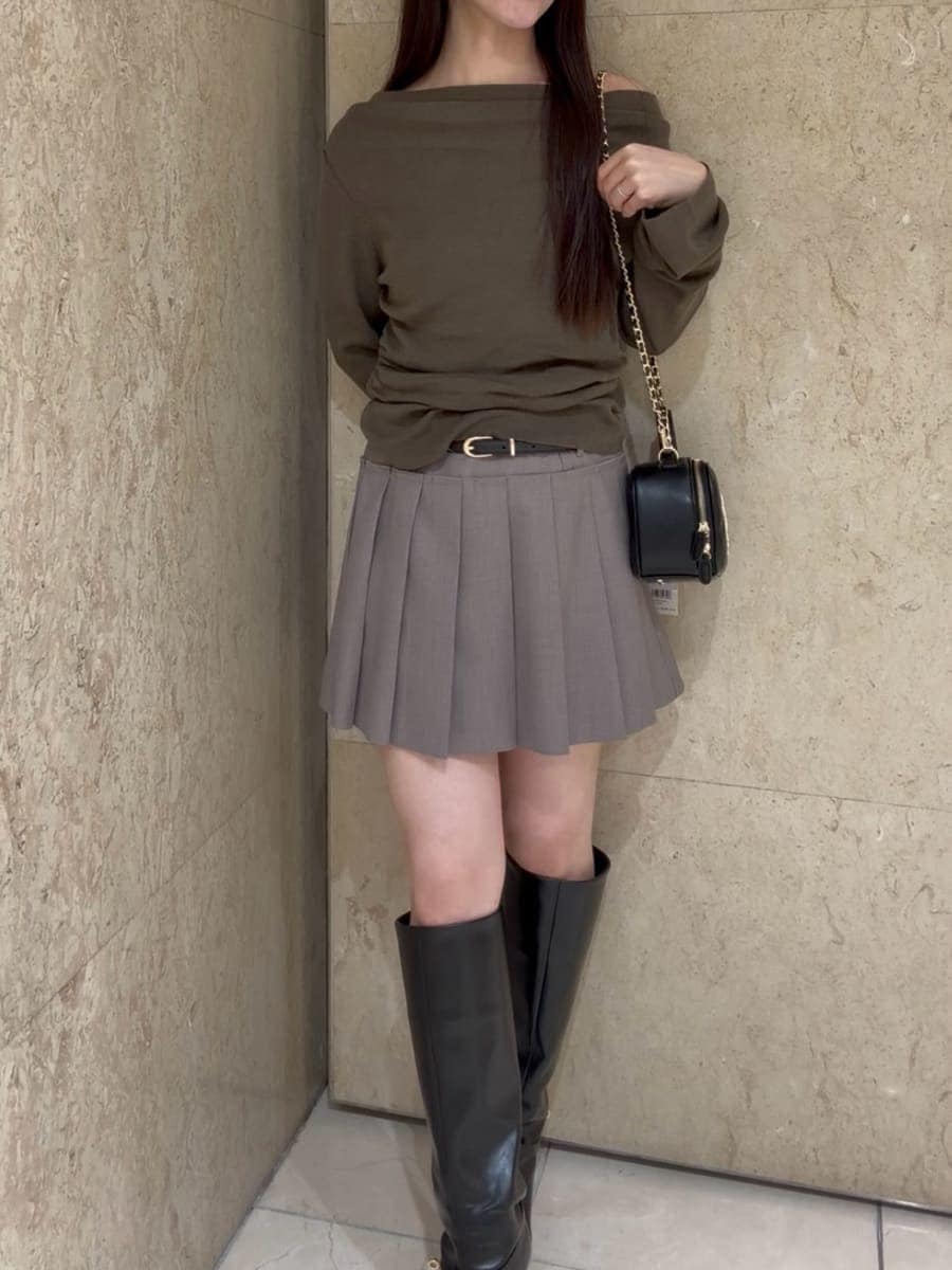 グレー系のその他パンツ、ブラウン系のニット/セーター、ブラック系のブーツを着用したレディースの秋コーディネートの9枚目の写真