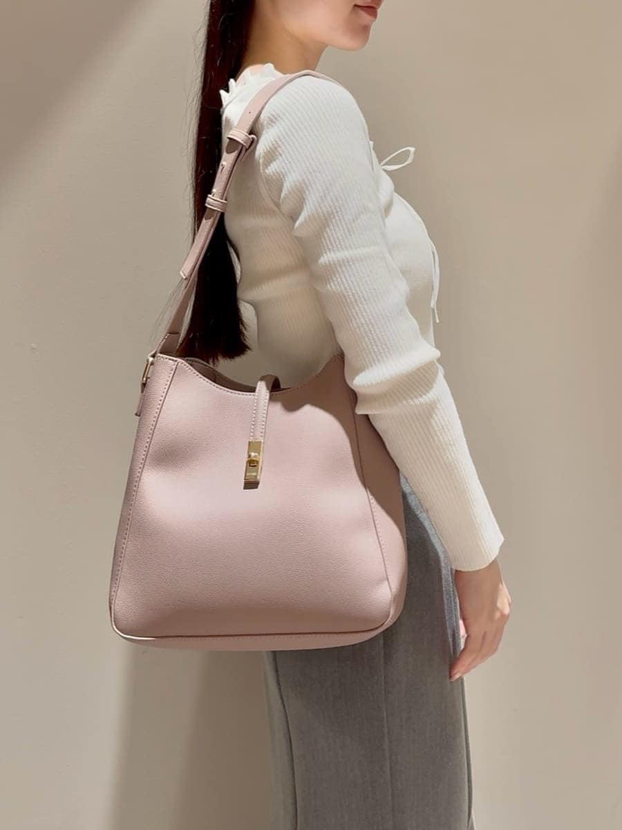 ホワイト系のニット/セーター、グレー系のスカート、ブラック系のローファーを着用したレディースの秋コーディネートの6枚目の写真