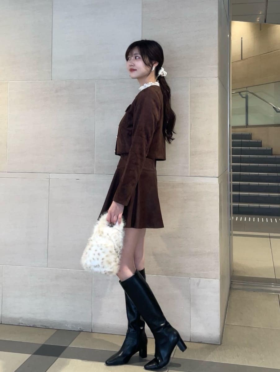 ブラウン系のノーカラージャケット、ブラウン系のその他パンツ、その他のTシャツ/カットソーを着用したレディースの秋コーディネートの2枚目の写真