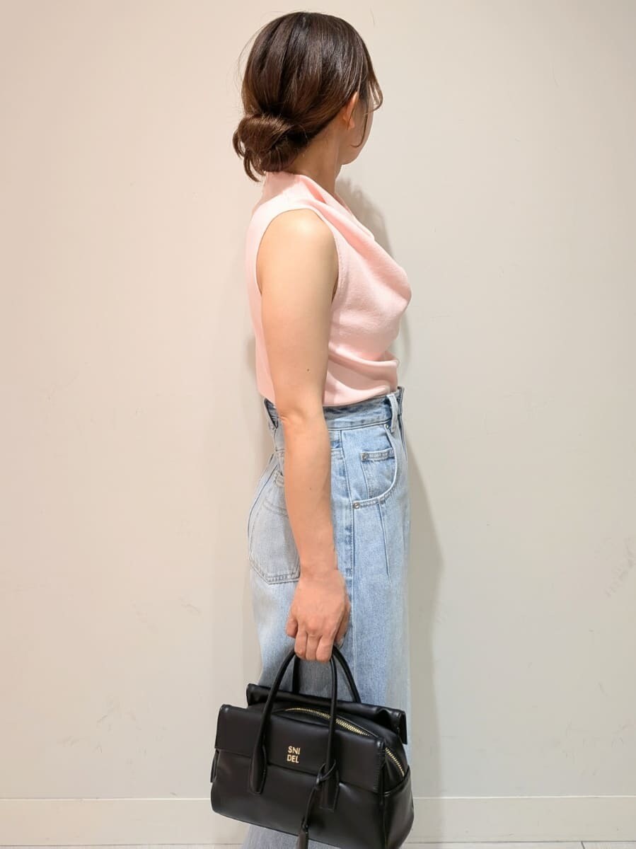 ブルー系のデニムパンツ、ピンク系のニット/セーター、ブラック系のボストンバッグを着用したレディースの夏コーディネートの4枚目の写真