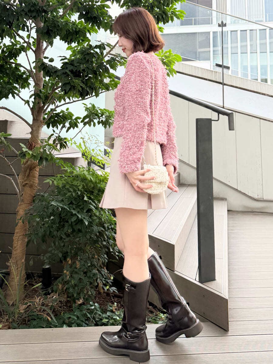 ピンク系のカーディガン/ボレロ、ベージュ系のスカート、ホワイト系のショルダーバッグを着用したレディースの夏コーディネートの8枚目の写真