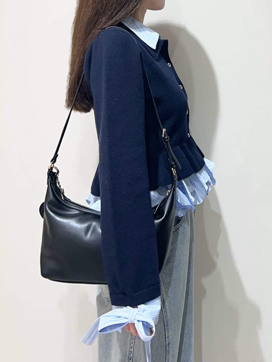 ブルー系のデニムパンツ、ブルー系のカーディガン/ボレロ、ブラック系のサンダルを着用したレディースの秋コーディネートの2枚目の写真