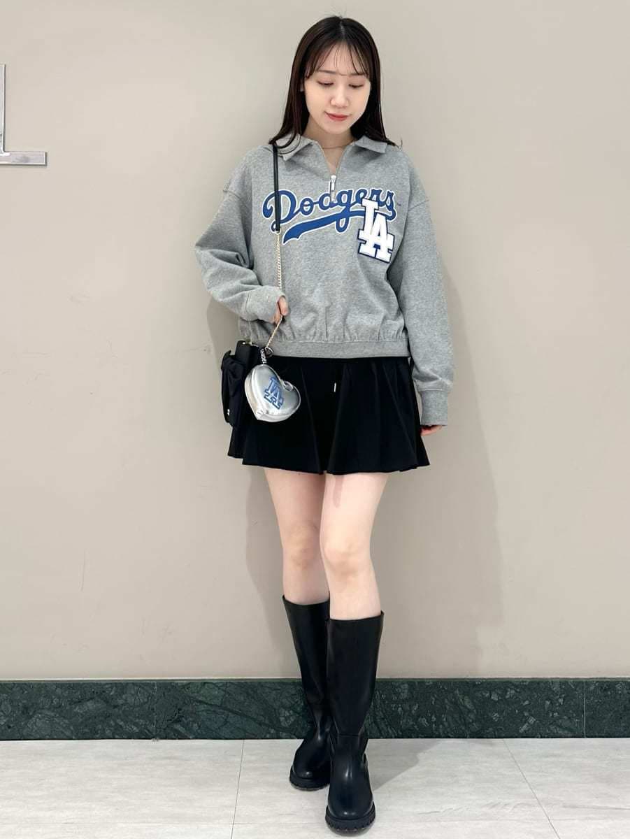 ブラック系のその他パンツ、グレー系のスウェット、ブラック系のショルダーバッグを着用したレディースの春コーディネートの2枚目の写真