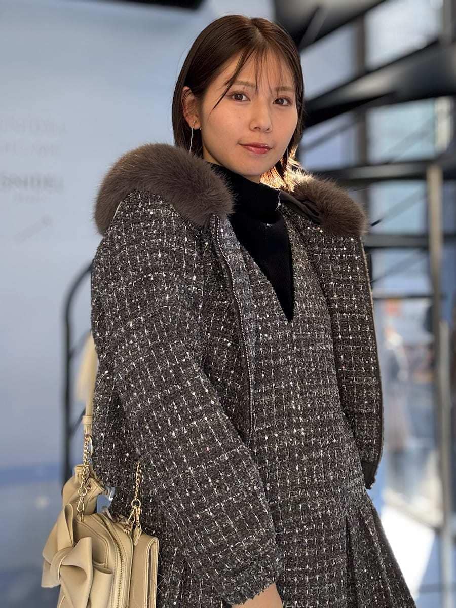 ブラック系のブーツ、グレー系のブルゾン、グレー系のワンピースを着用したレディースの冬コーディネートの9枚目の写真