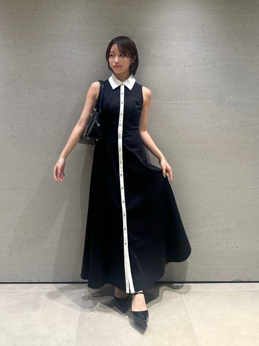 その他のワンピース、ブラック系のパンプス、ブラウン系のボストンバッグを着用したレディースの夏コーディネートの2枚目の写真