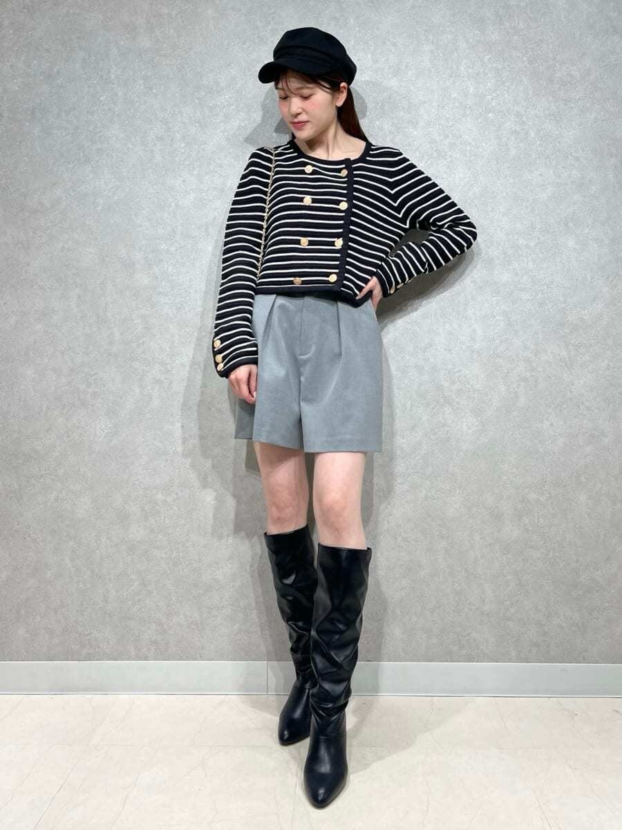 ブラック系のブーツ、その他のノーカラージャケット、ホワイト系のショルダーバッグを着用したレディースの冬コーディネートの6枚目の写真