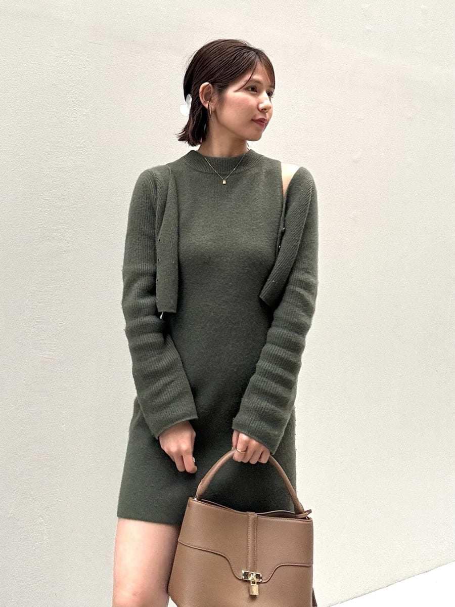 ブラック系のブーツ、グリーン系のワンピース、グリーン系のカーディガン/ボレロを着用したレディースの冬コーディネートの8枚目の写真