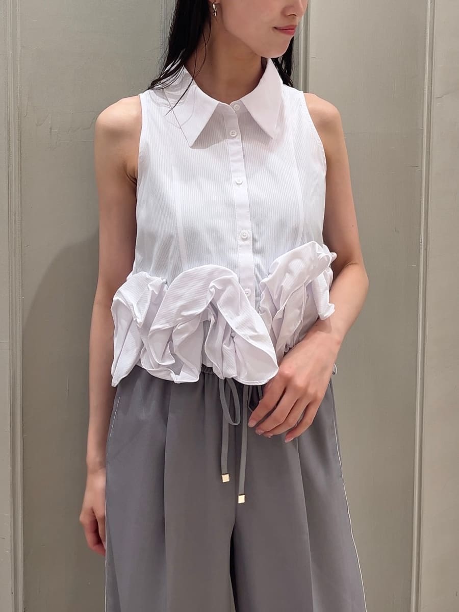グレー系のその他パンツ、ホワイト系のシャツ/ブラウス、ブラック系のボストンバッグを着用したレディースの夏コーディネートの2枚目の写真