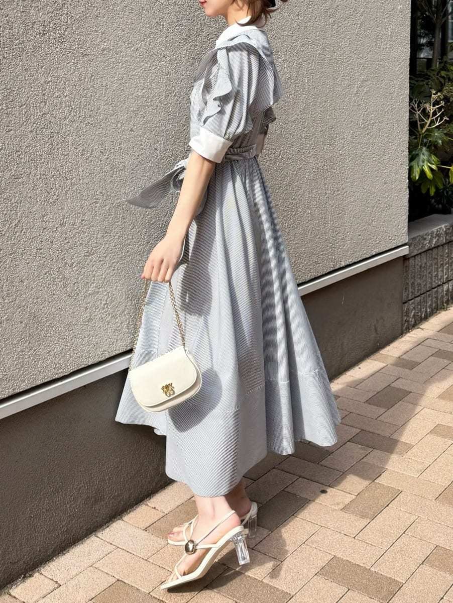 その他のワンピース、ホワイト系のショルダーバッグを着用したレディースの冬コーディネートの2枚目の写真