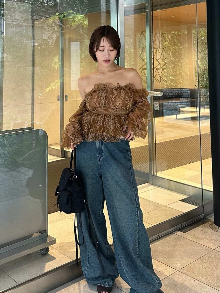 ブルー系のデニムパンツ、イエロー系のシャツ/ブラウス、ブラウン系のサンダルを着用したレディースの秋コーディネートの5枚目の写真
