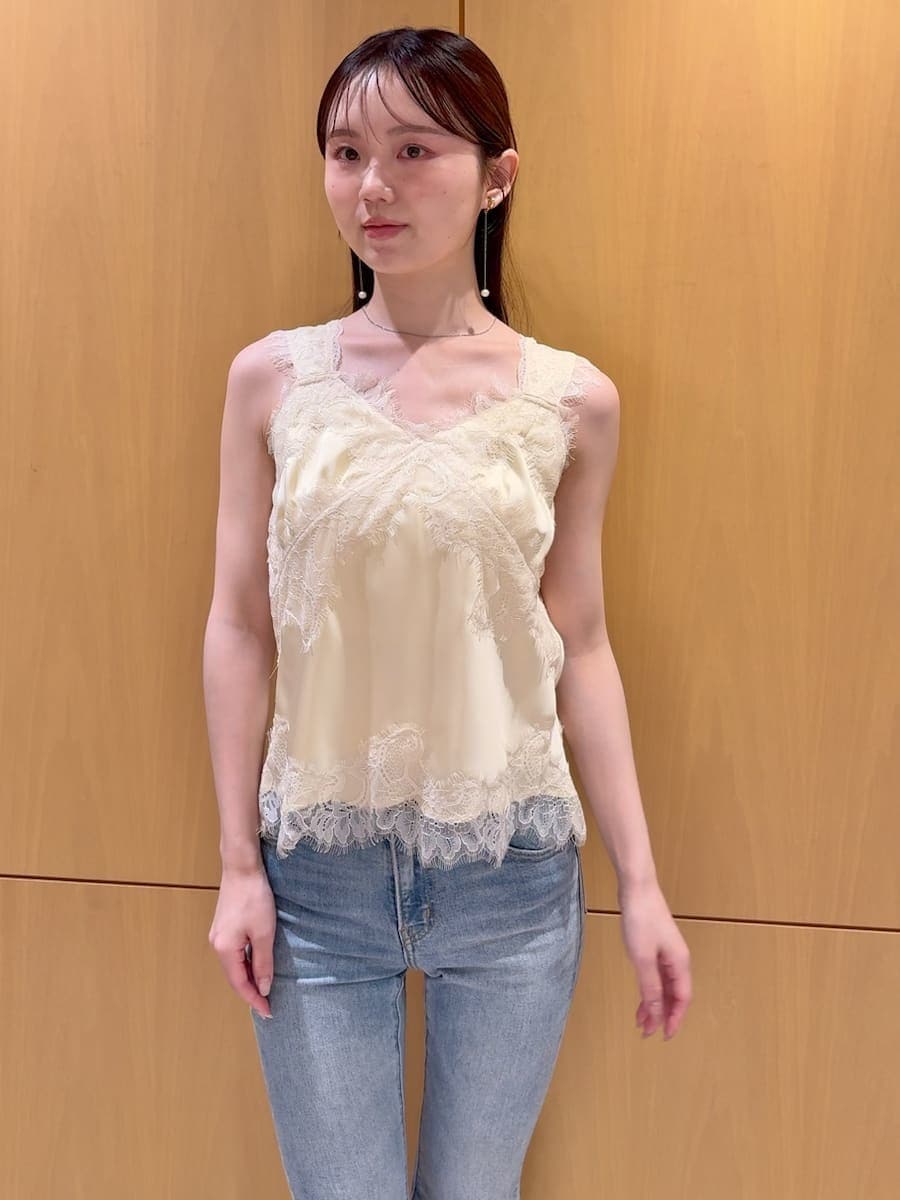 ブルー系のデニムパンツ、イエロー系のキャミソール、その他のイヤリングを着用したレディースの夏コーディネートの4枚目の写真