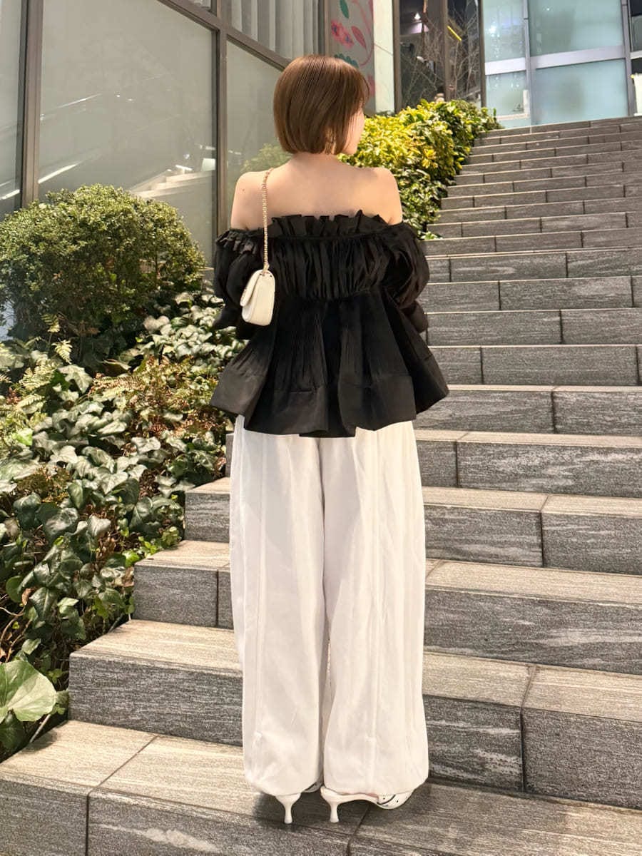 ホワイト系のデニムパンツ、ブラック系のその他トップス、その他のパンプスを着用したレディースの春コーディネートの5枚目の写真