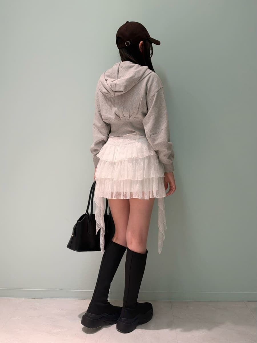 ホワイト系のその他パンツ、グレー系のパーカー、その他のブーツを着用したレディースの秋コーディネートの4枚目の写真