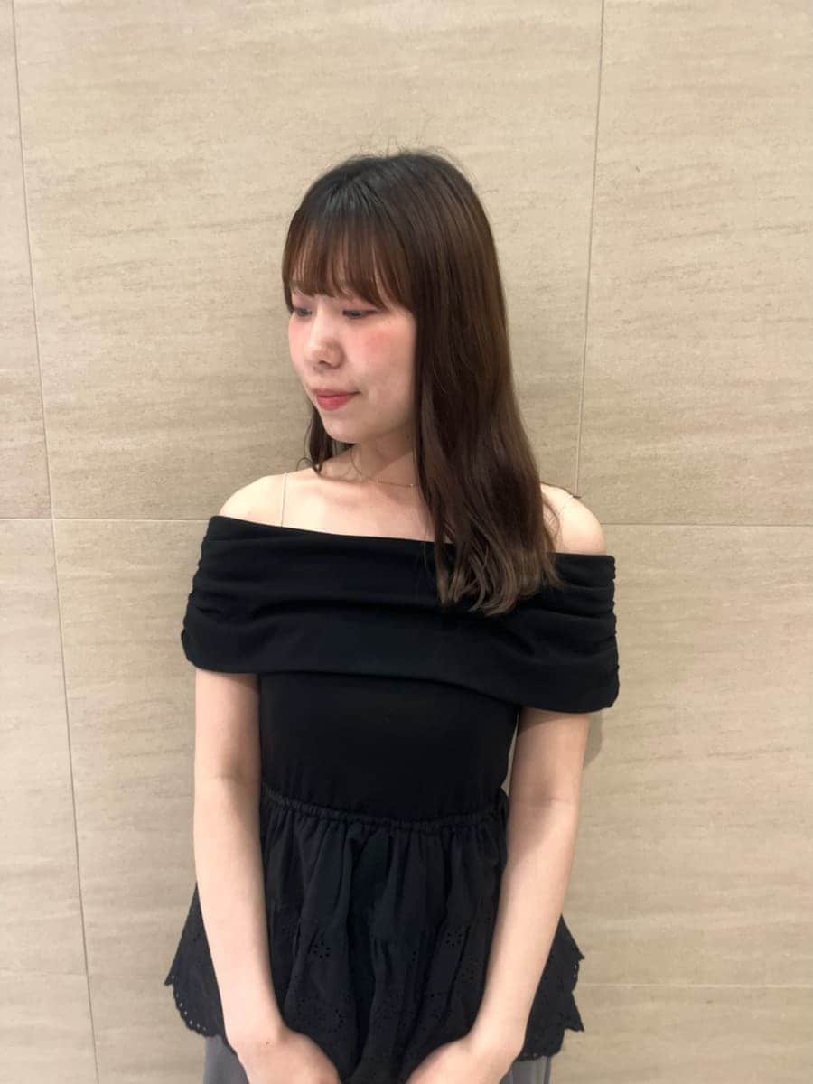 ブラック系のTシャツ/カットソー、グレー系のその他パンツ、ブラック系のかごバッグを着用したレディースの夏コーディネートの4枚目の写真