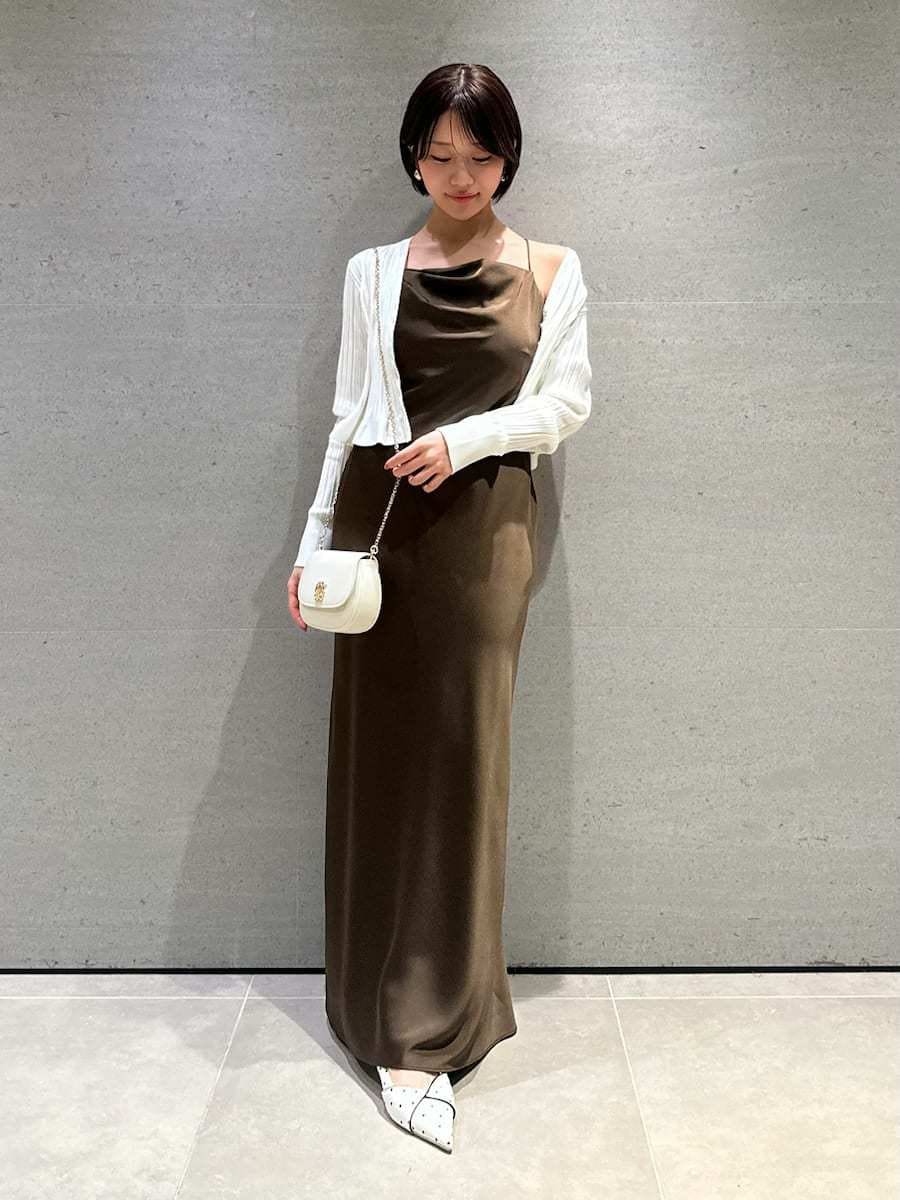 その他のパンプス、ホワイト系のショルダーバッグ、ブラウン系のワンピースを着用したレディースの春コーディネートの7枚目の写真