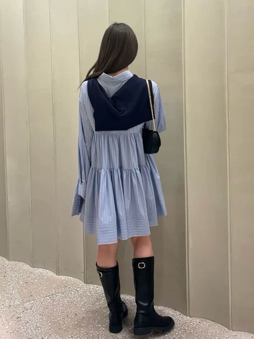 ブルー系のワンピース、ブルー系のカーディガン/ボレロ、ブラック系のショルダーバッグを着用したレディースの春コーディネートの5枚目の写真