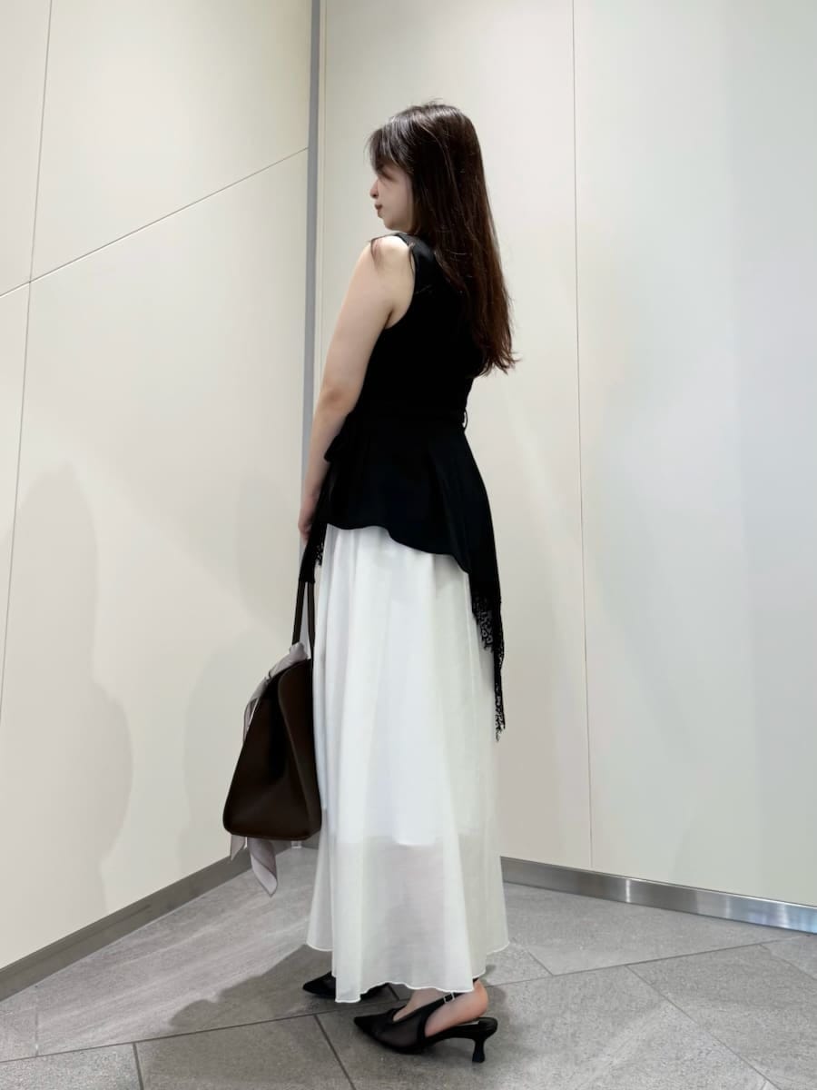 ブラック系のワンピース、ブラウン系のトートバッグ、ピンク系のバンダナ/スカーフを着用したレディースの春コーディネートの4枚目の写真