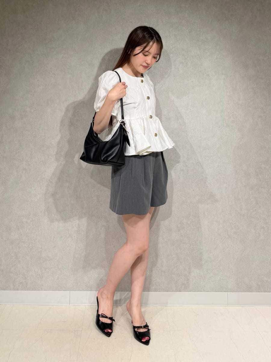 グレー系のその他パンツ、ホワイト系のシャツ/ブラウス、ブラック系のサンダルを着用したレディースの夏コーディネートの3枚目の写真