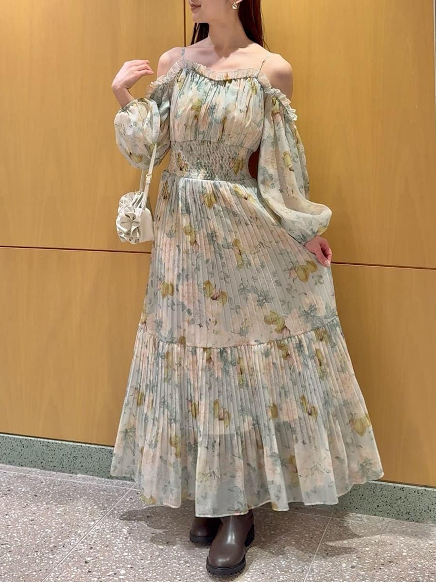 グリーン系のワンピース、ホワイト系のハンドバッグを着用したレディースの冬コーディネートの5枚目の写真