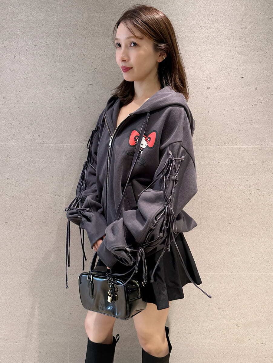 ブラック系のその他パンツ、ブラック系のボストンバッグを着用したレディースの秋コーディネートの5枚目の写真